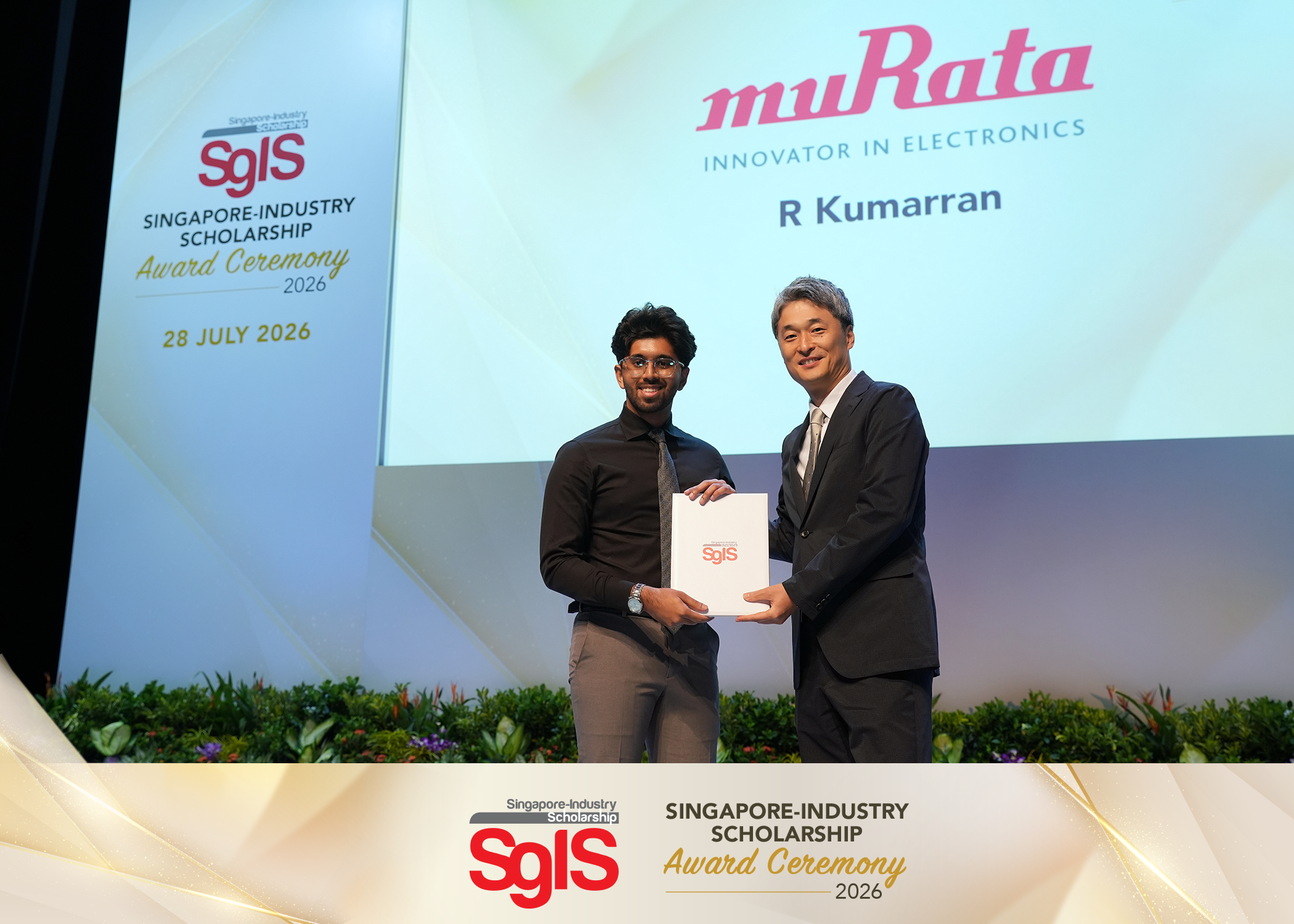R Kumarran, from the class of 2020, receiving a Singapore-Industry Scholarship (Mid-term) from an industry partner from Murata.